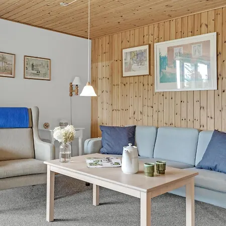 2 Bedroom Beautiful In Holiday home *