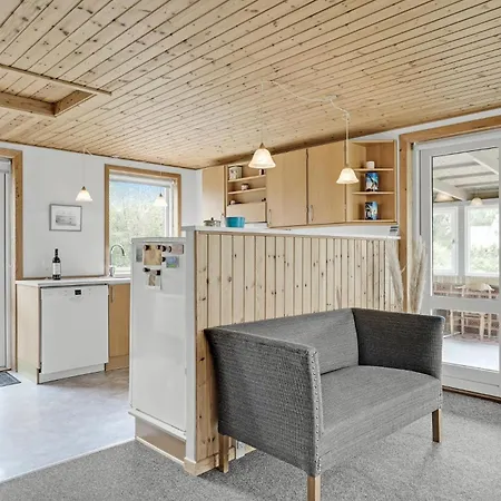 2 Bedroom Beautiful In Holiday home *
